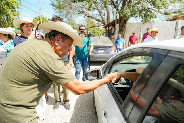 Félix Salgado fomenta el voto puerta a puerta en la Costa Grande