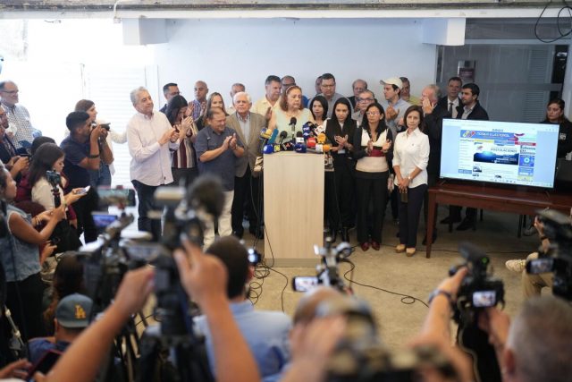 Oposición venezolana registra candidatura para presidenciales