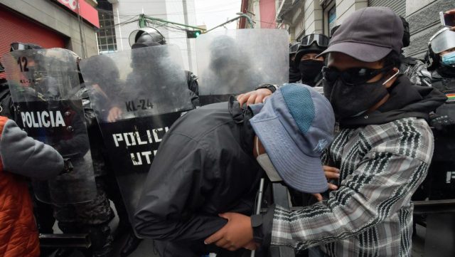 Choques entre maestros y policías durante marcha en Bolivia