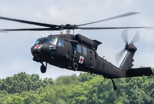 Japón busca a 7 Militares después del choque de helicópteros