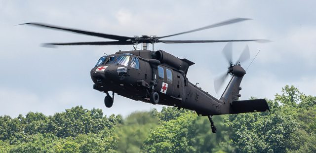 Japón busca a 7 Militares después del choque de helicópteros