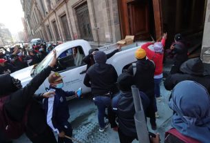 Estudiantes de Ayotzinapa Protestan Frente al Palacio Nacional