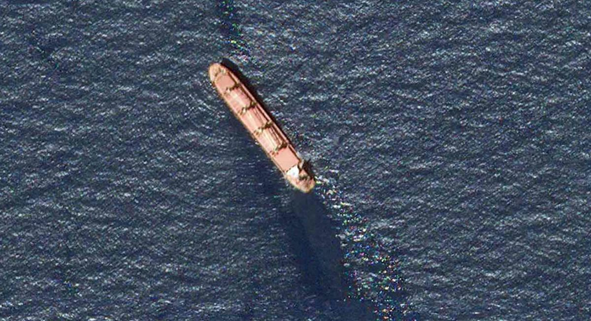 Misil de Rebeldes Hutíes Impacta Petrolero en el Mar Rojo