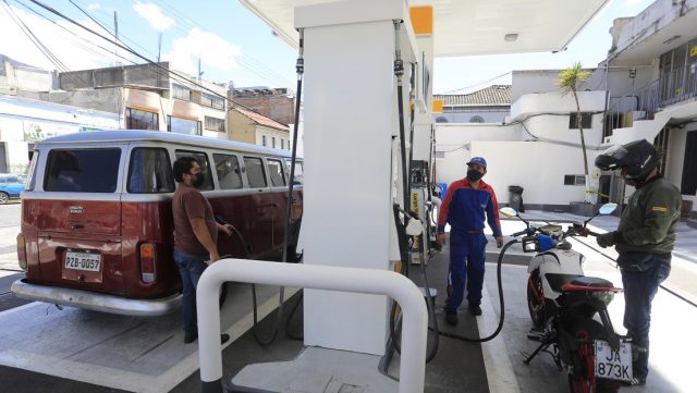 Ecuador decide eliminar subsidios a la Gasolina