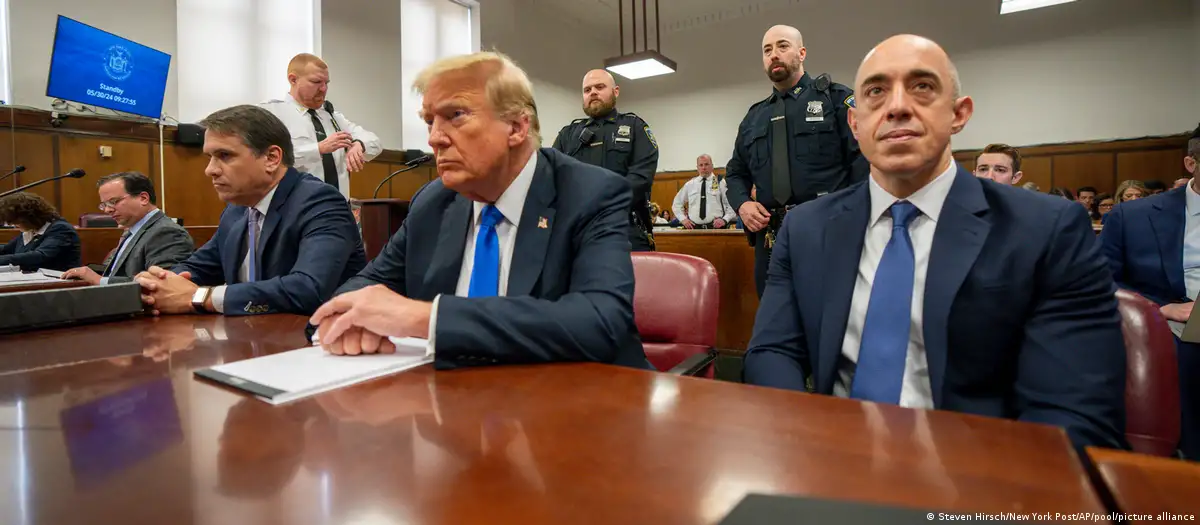 Juez levanta parcialmente orden de silencio a Trump