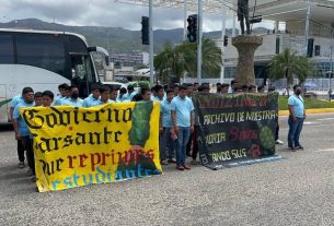 Normalistas realizan mitin en el Antimonumento de los 43