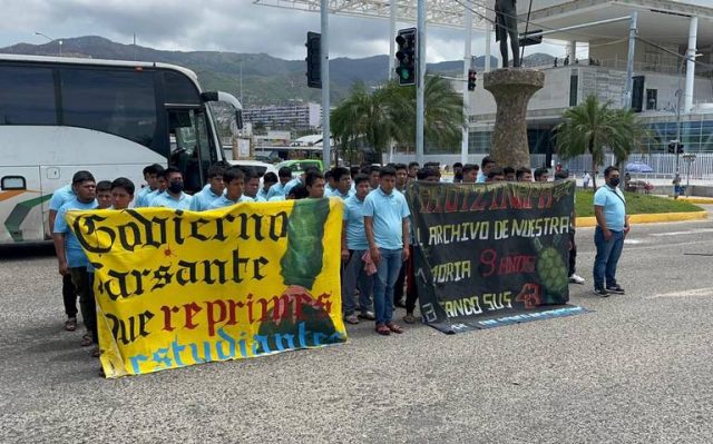 Normalistas realizan mitin en el Antimonumento de los 43