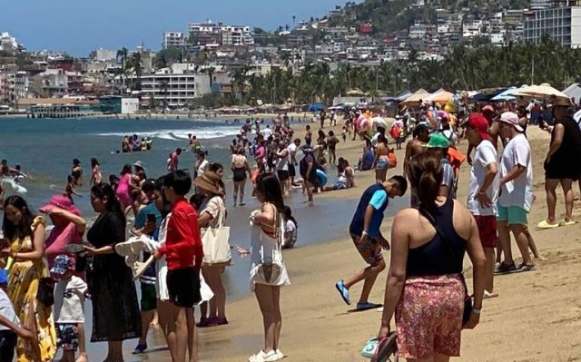 Playas de Acapulco repletas en el Último Fin de Semana de Junio