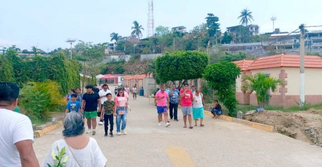 Poca gente en los panteones de Acapulco durante el Día del Padre