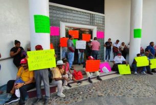 Trabajadores exigen en palacio federal un aumento salarial