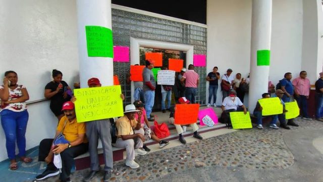 Trabajadores exigen en palacio federal un aumento salarial