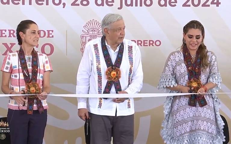 AMLO inaugura carretera las Cruces-Pinotepa en Cuajinicuilapa