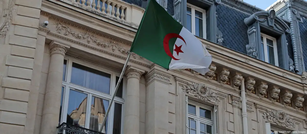 Argelia anuncia el retiro de su embajador en Francia