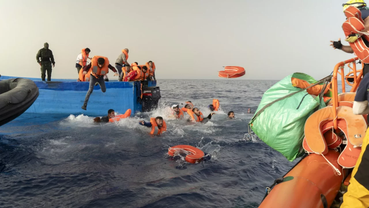Asalto a misión de rescate de Inmigrantes en la costa occidental