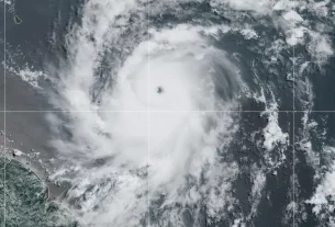 Beryl toca tierra en el Caribe como huracán categoría 4