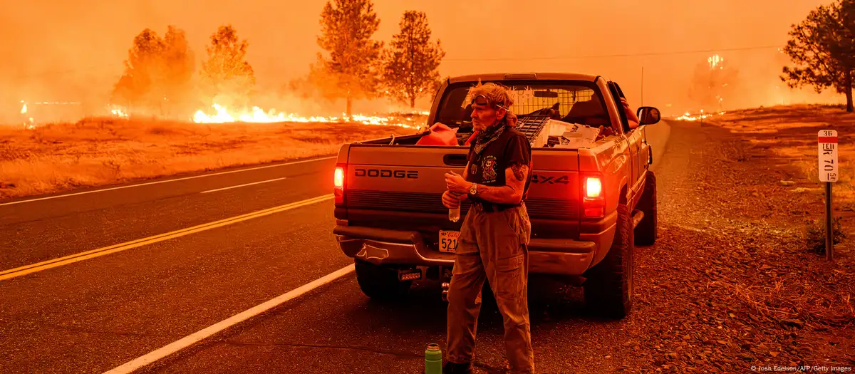 Continúa la lucha por contener el megaincendio en California