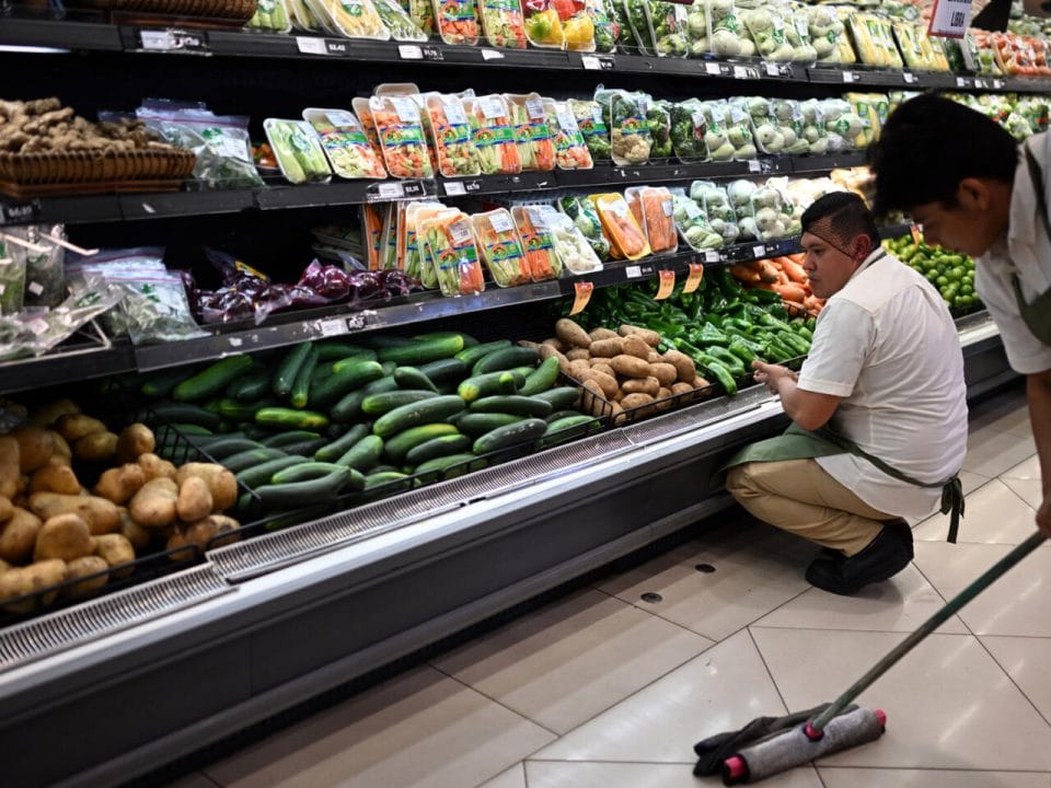 El Salvador suspende aranceles para los alimentos