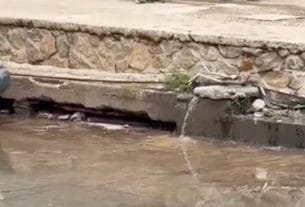 Escurren aguas negras a la vista de turistas en Acapulco