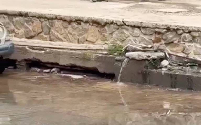 Escurren aguas negras a la vista de turistas en Acapulco