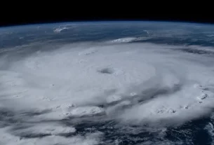 Huracán Beryl Azota Jamaica con Poderosos Vientos