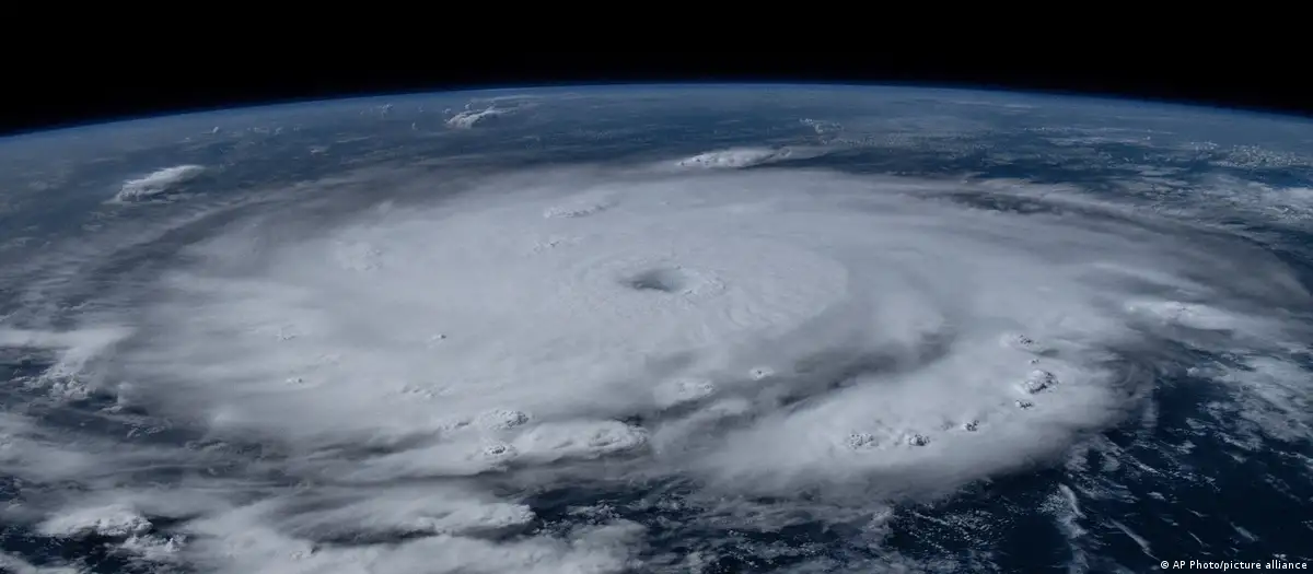 Huracán Beryl Azota Jamaica con Poderosos Vientos