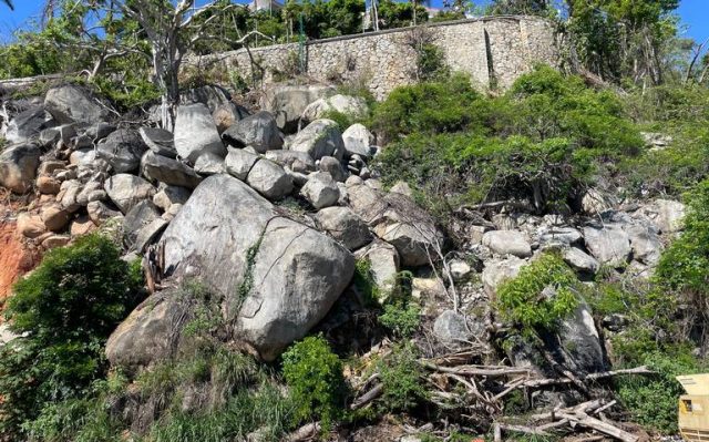 Inicia CICAEG demolición de piedras en la escénica de Acapulco