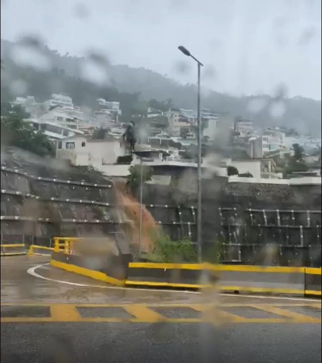 Deslaves en la Avenida Escénica y el Macro Túnel