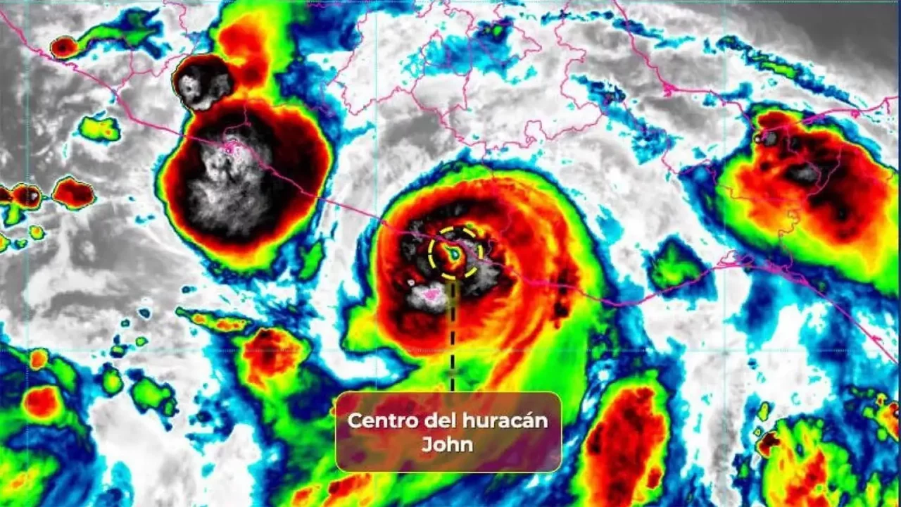 Huracán 'John' de Categoría 3 impacta en Marquelia, Guerrero