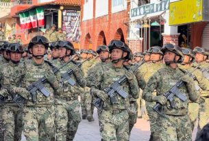 Saldo blanco en desfile de Independencia en Zihuatanejo