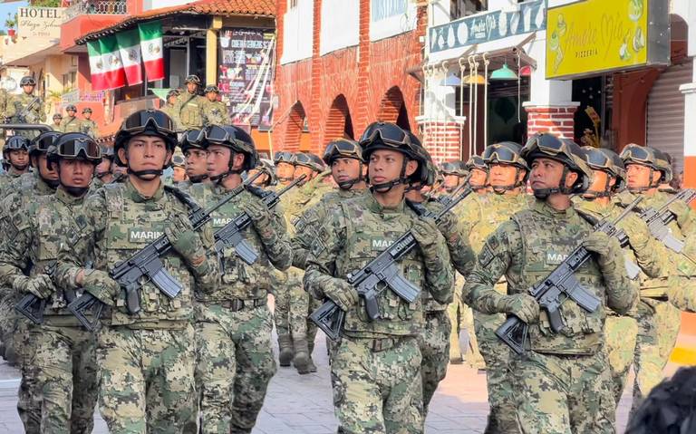 Saldo blanco en desfile de Independencia en Zihuatanejo