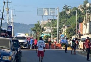 Bloquean carretera Cayaco-Puerto Marqués; exigen censo