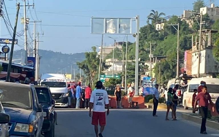 Bloquean carretera Cayaco-Puerto Marqués; exigen censo