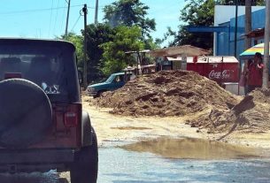 Calles y avenidas de Acapulco siguen bajo agua, tierra y lodo