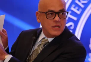 Chavismo asegura que González Urrutia permanecerá en España