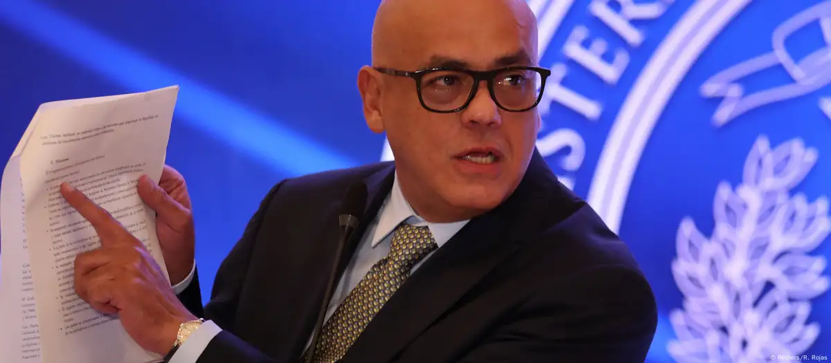 Chavismo asegura que González Urrutia permanecerá en España