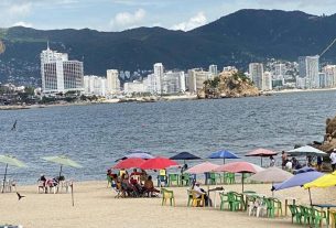 Huracán John detiene las actividades económicas en Acapulco