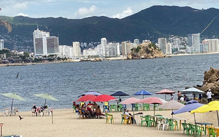 Huracán John detiene las actividades económicas en Acapulco