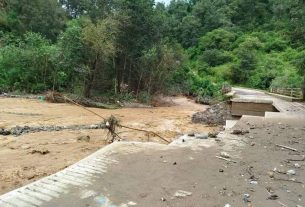 Indígenas trabajan con pico y pala reparando sus caminos