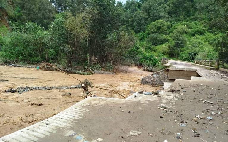 Indígenas trabajan con pico y pala reparando sus caminos