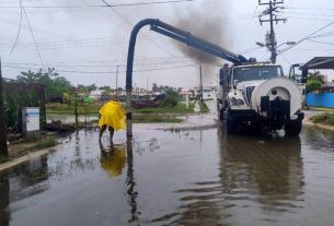 Prosiguen labores de drenaje pluvial en áreas inundadas