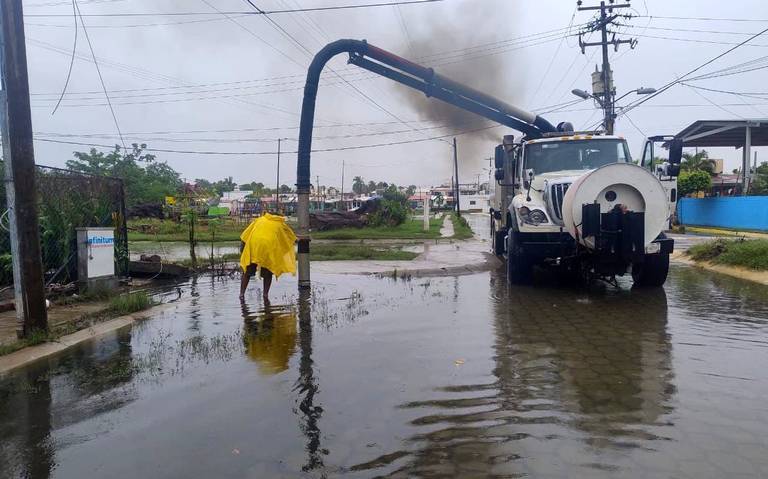 Prosiguen labores de drenaje pluvial en áreas inundadas