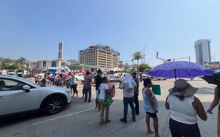 Bloquean ambos carriles de la Costera damnificados por John