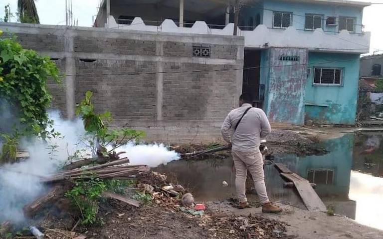 Campaña de fumigación en Xalpatláhuac para combatir el dengue