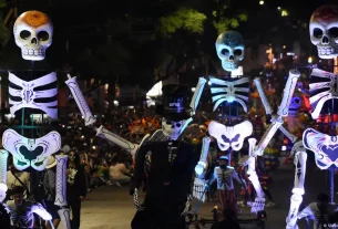 Colorido desfile del Día de Muertos recorre Ciudad de México