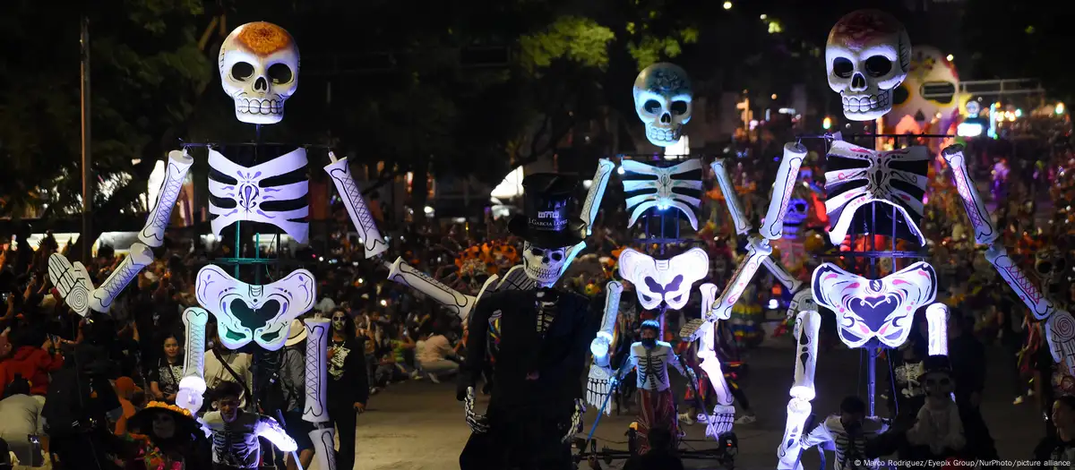 Colorido desfile del Día de Muertos recorre Ciudad de México