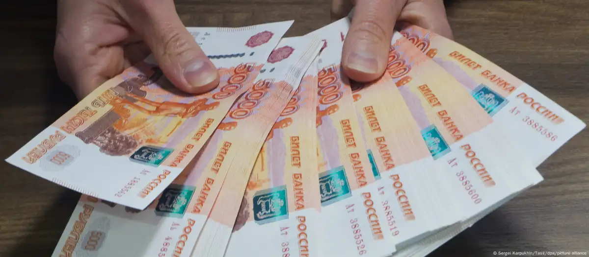 El rublo cae en medio de sanciones y temores por la economía