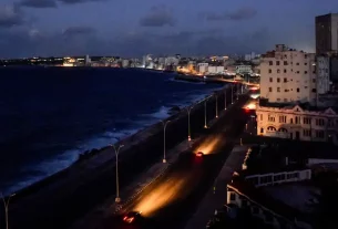 Huracán Rafael toca tierra en Cuba en medio de apagón masivo