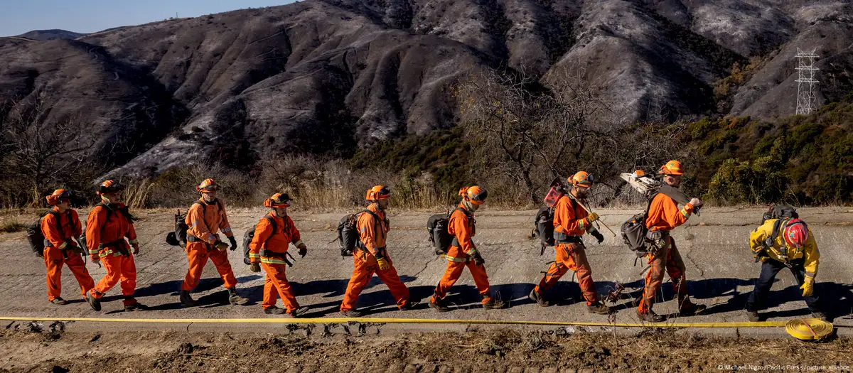 Bomberos de Los Ángeles alertas por más vientos peligrosos