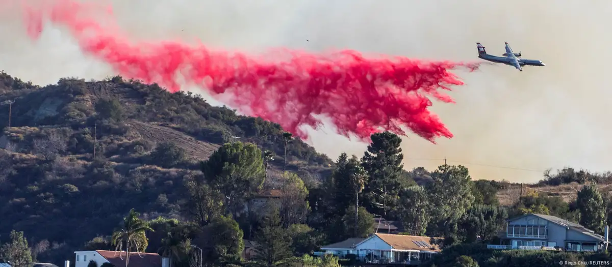 Cómo funciona el polvo rosado para combatir incendios
