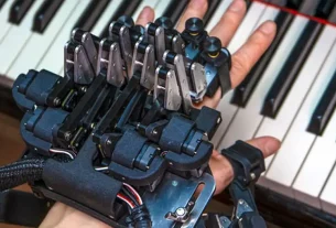 Exoesqueleto robótico enseña a pianistas a tocar más rápido